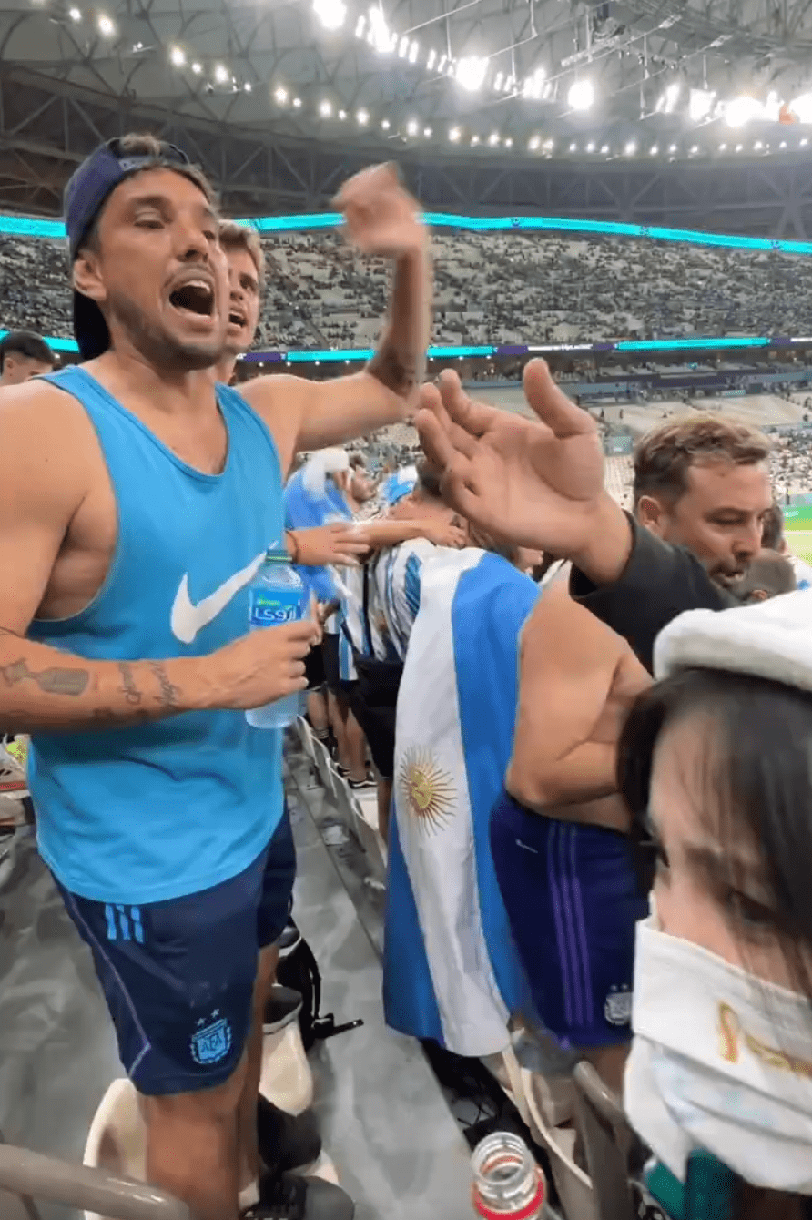 九游体育网页版-球迷看球名场面：太疯了！